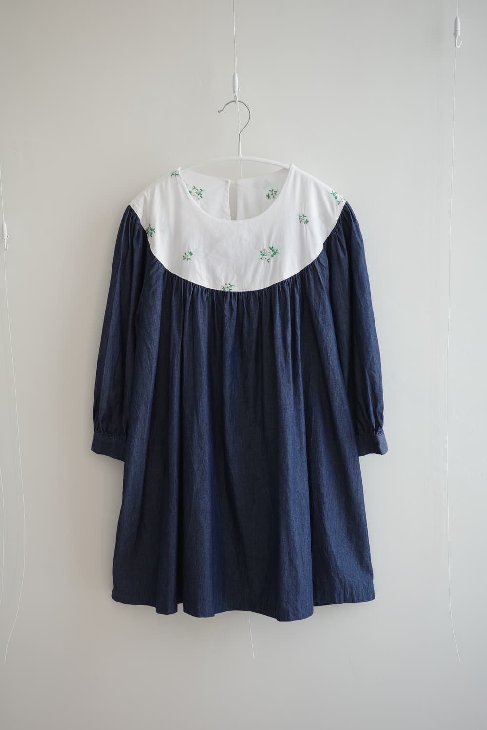 네이비 플라워 자수 코튼 원피스 상품이미지1