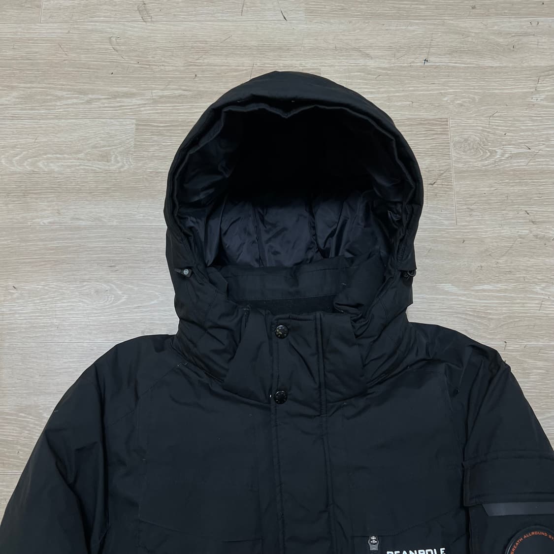 빈폴 아웃도어 덕다운 와펜 후드 패딩 점퍼 [블랙] L/100 상품이미지2