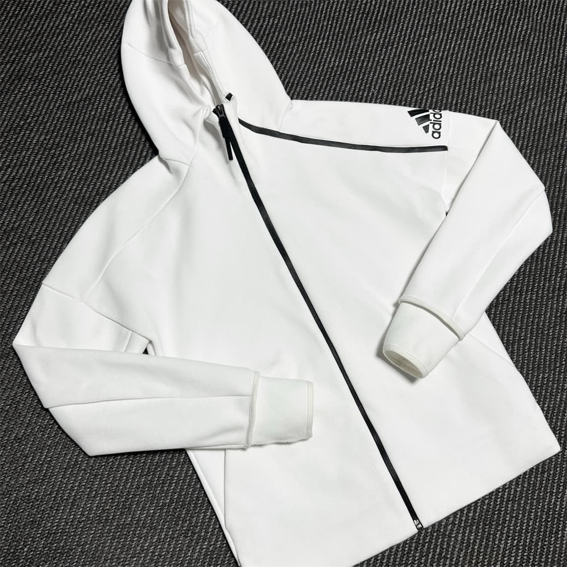 [L] adidas 아디다스 zne 화이트 슬림핏 후드집업 자켓 상품이미지2