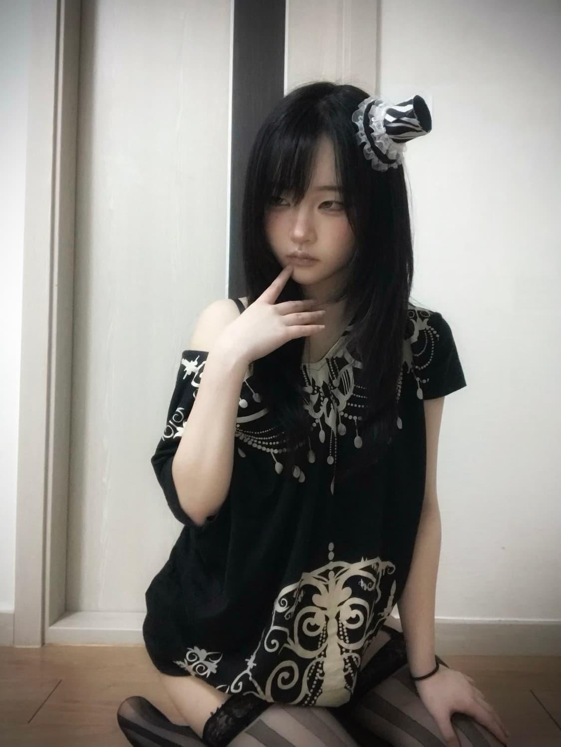 Baroque Graphic Black Loose Top 상품이미지1
