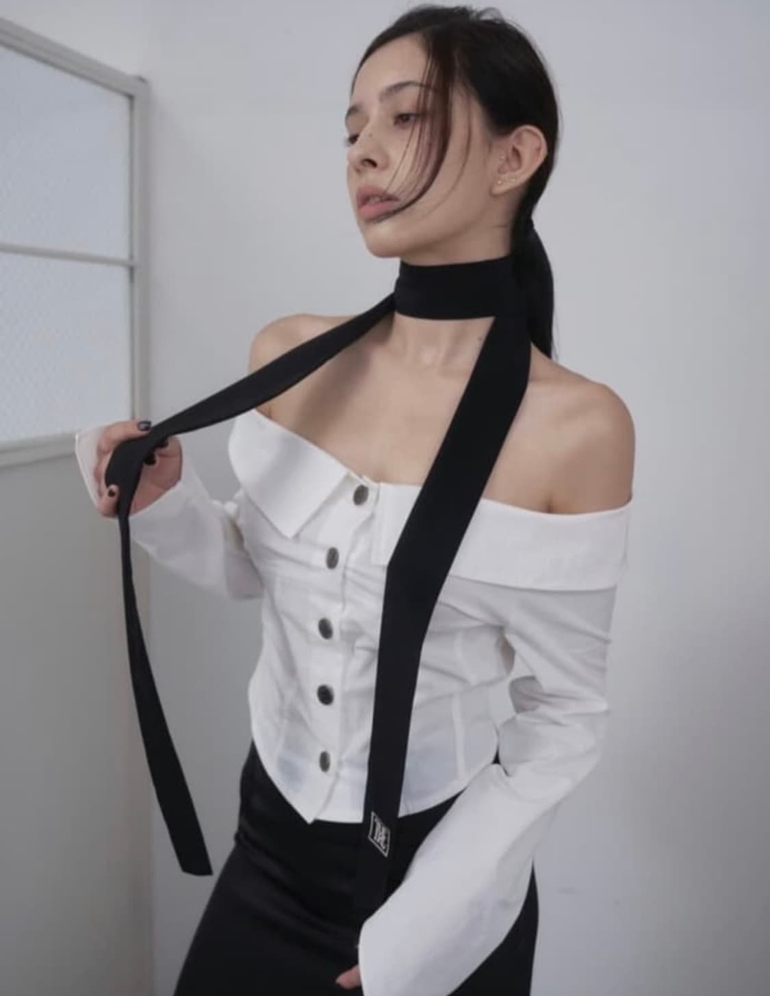 티유알이 오프숄더 셔츠 화이트 상품이미지2