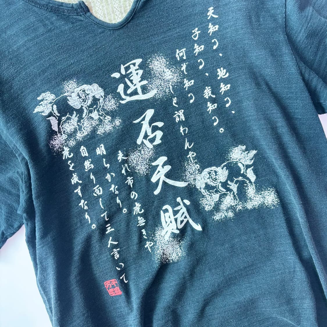 오리엔탈 캘리그라피 슬러브 키홀 넥 티셔츠 상품이미지2