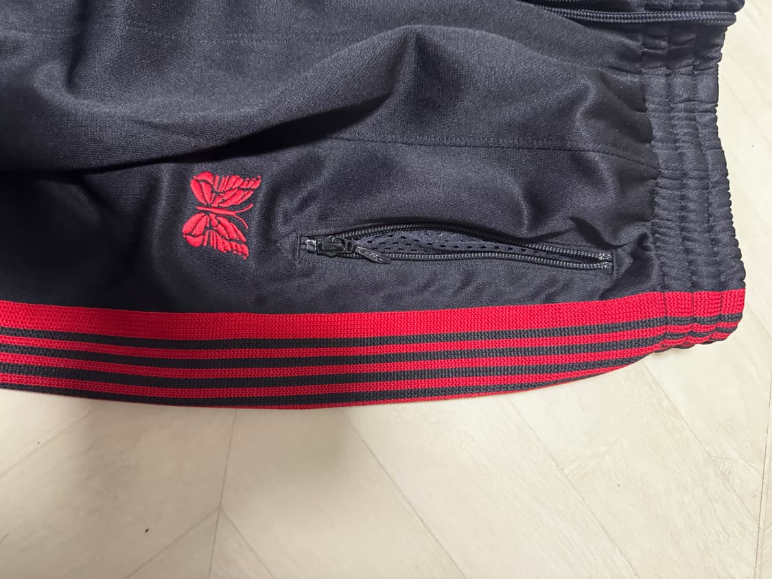 니들스 x LHP H.D. 트랙 팬츠 폴리 스무스 블랙 레드 상품이미지2