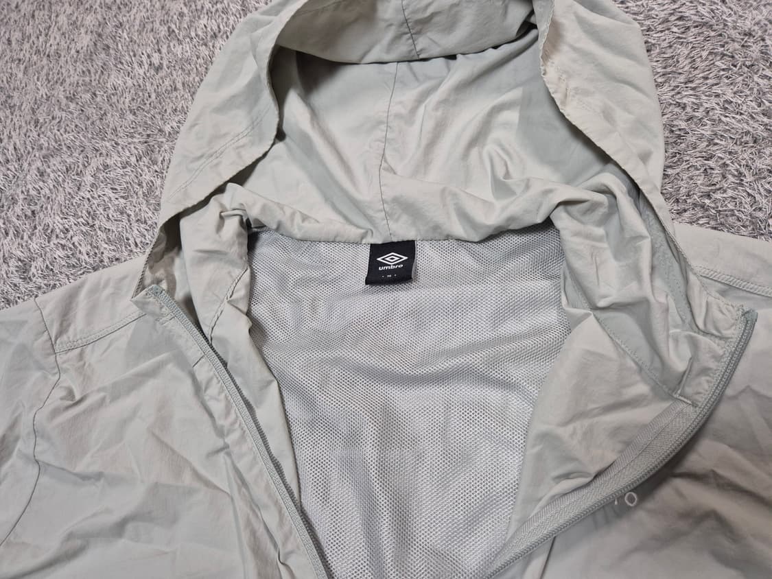 엄브로 여성 피그먼트 초경량 반팔 후드 아노락 90(S) 상품이미지3