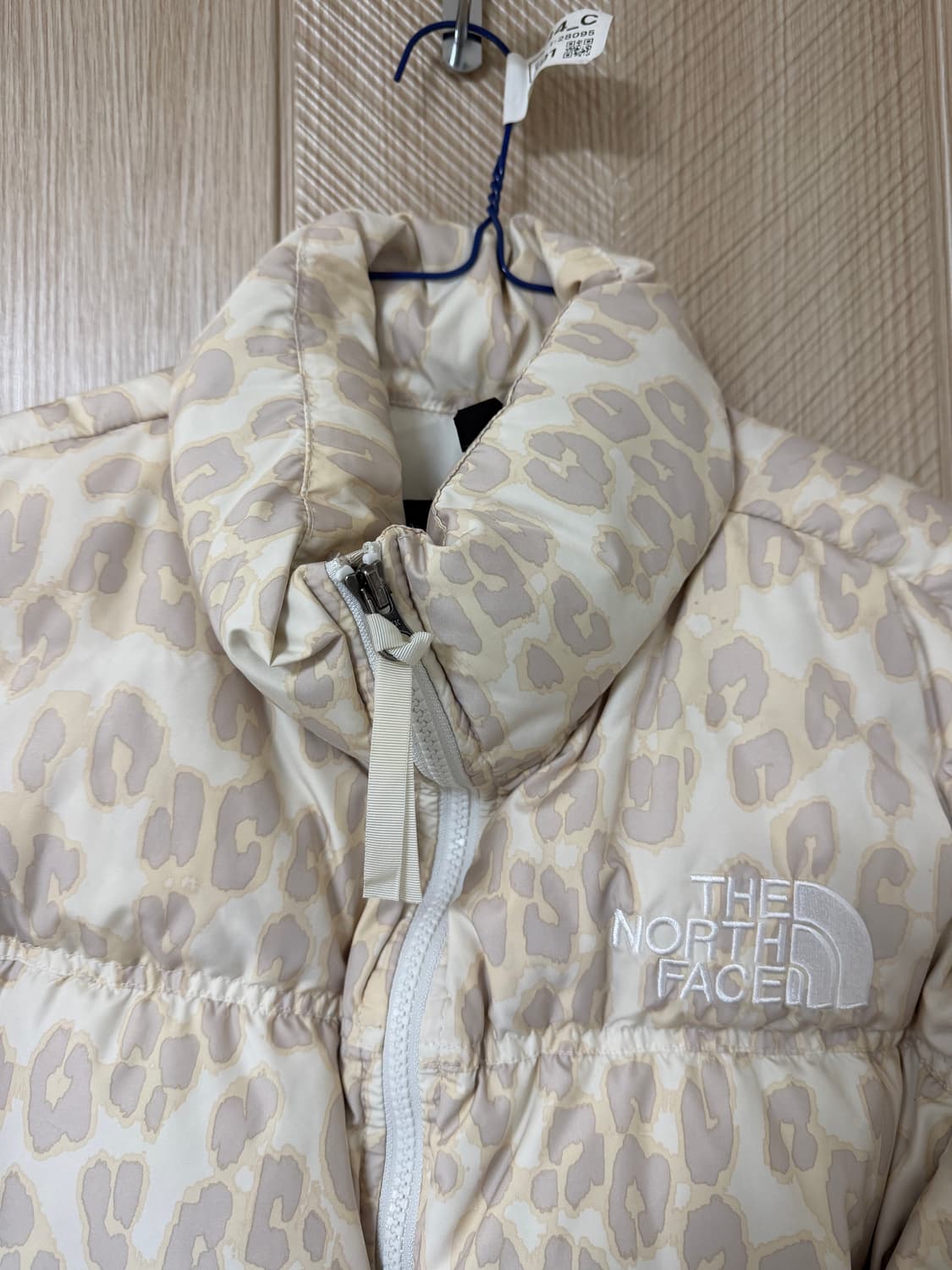 노스페이스 패딩 눕시 700 레오파드 M 상품이미지3