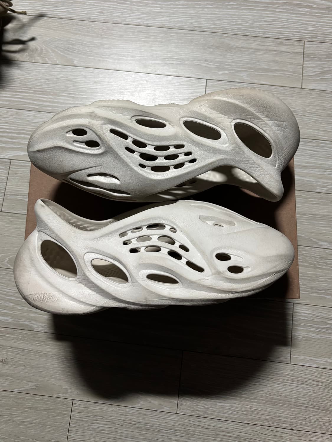Adidas Yeezy Foam RNR Sand 상품이미지2