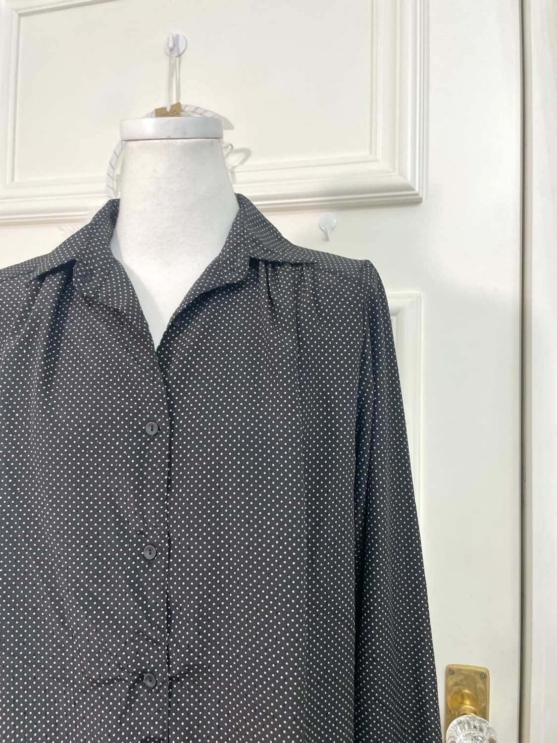 black beige dot shirring basic blouse 상품이미지6