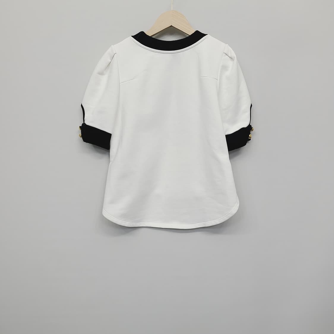 럭키슈에뜨 로고 자수 언발 버튼 맨투맨 (38) 상품이미지5