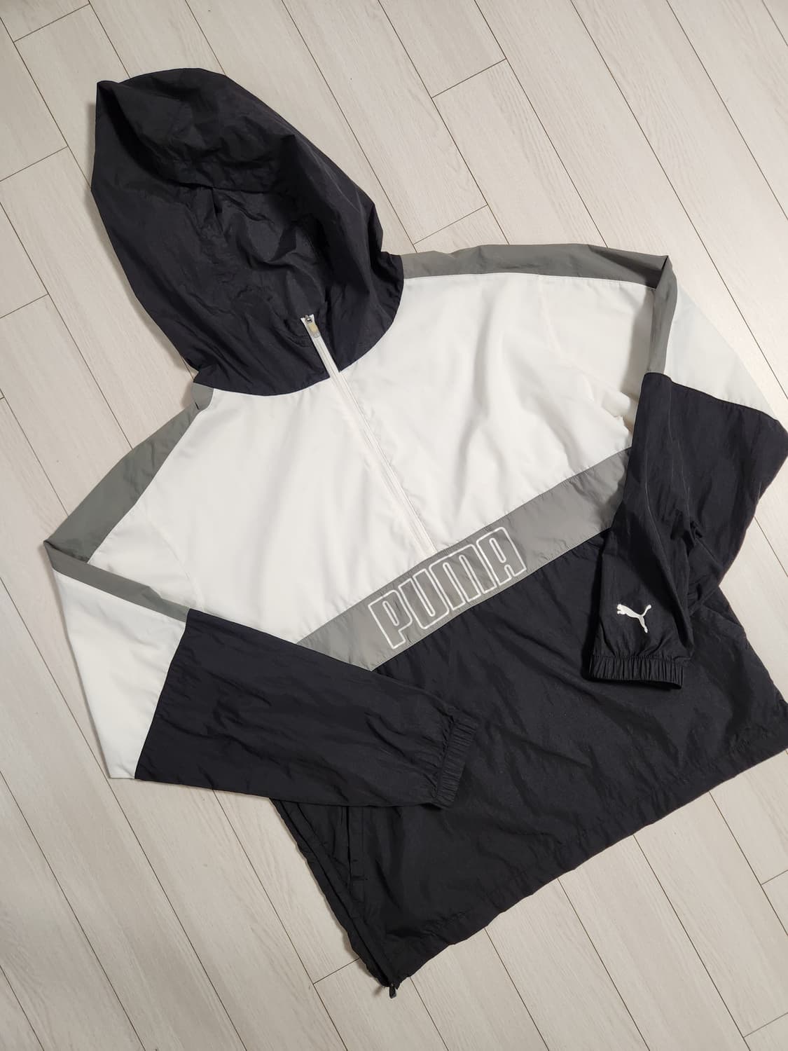 푸마 아노락 우븐 바람막이 사이즈L

사용감 거의 없어요
오염하자없이 깨 상품이미지1