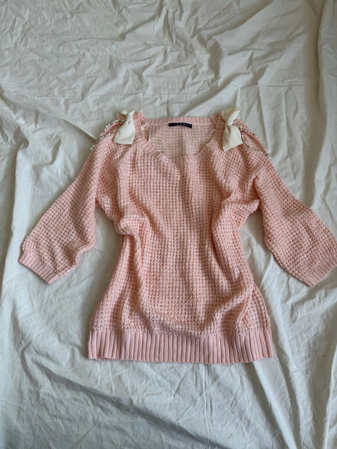 잉그니 핑크코랄 어깨트임 로걀 니트탑 상품이미지1