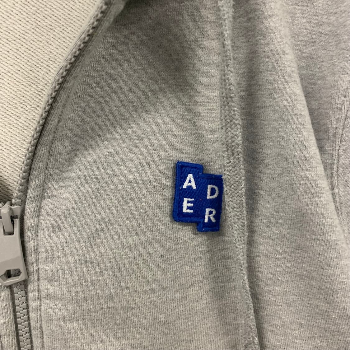 아더에러 자수로고 그레이 후드집업 상품이미지4