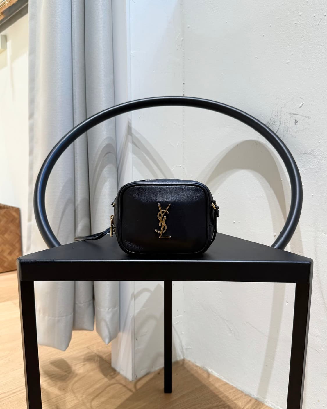 입생로랑 블랙 블로거 미니 크로스백 상품이미지1