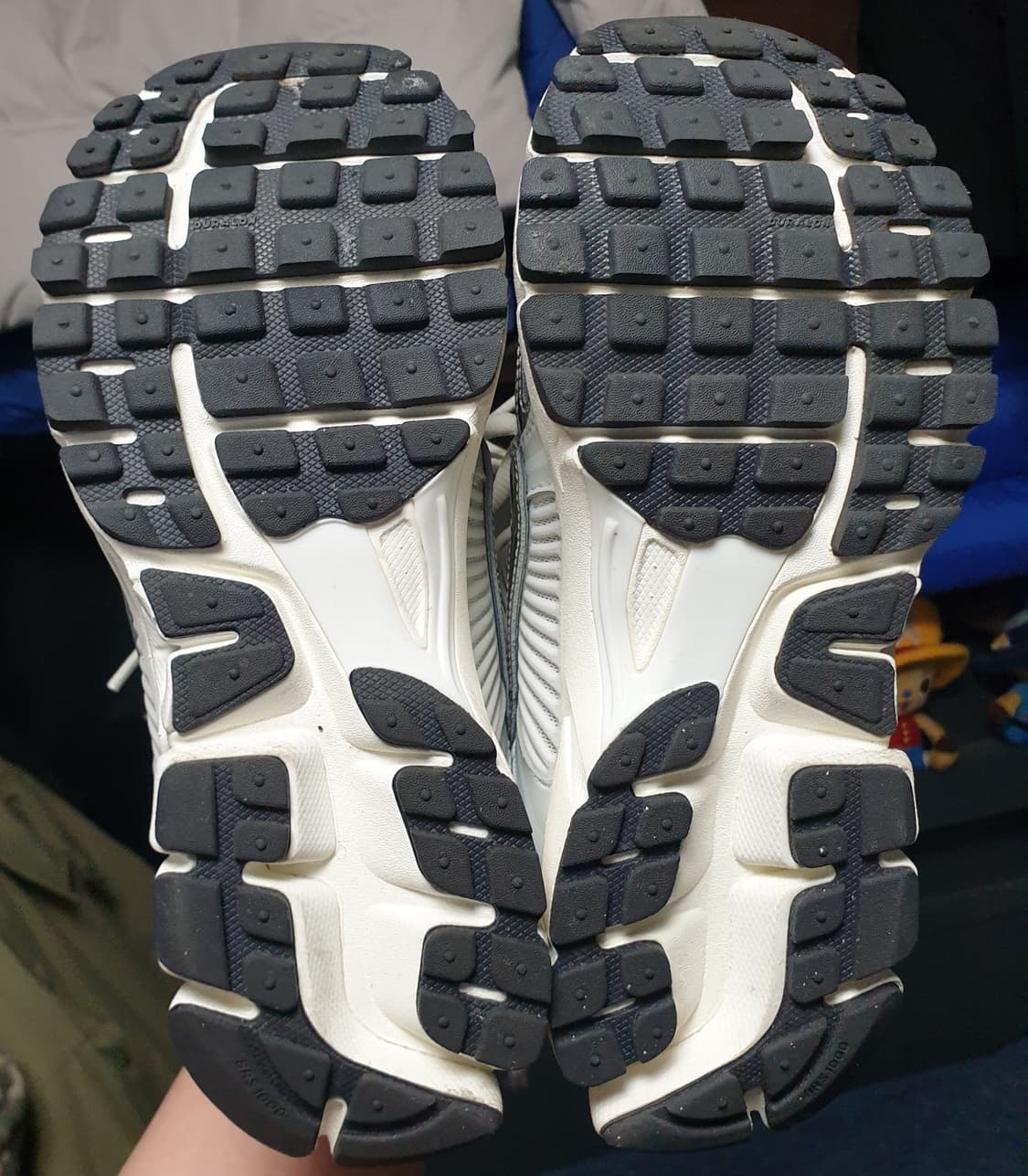 나이키 우먼스 줌보메로5 포튼 더스트 앤 메탈릭 실버 (235) 상품이미지6