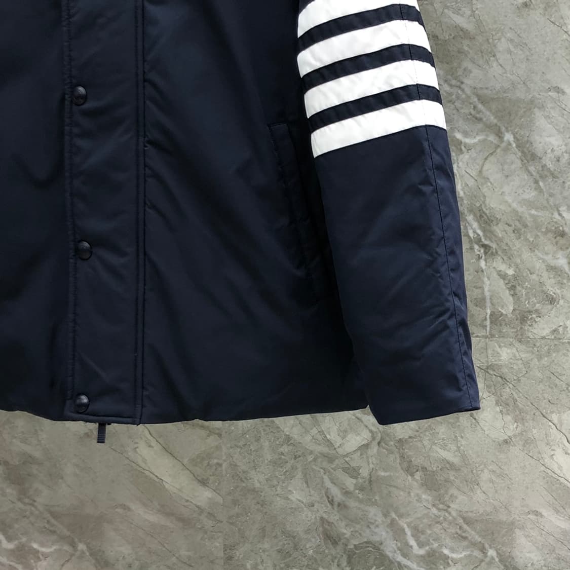 톰브라운 매트 나일론 사선 다운 코트 네이비 상품이미지6