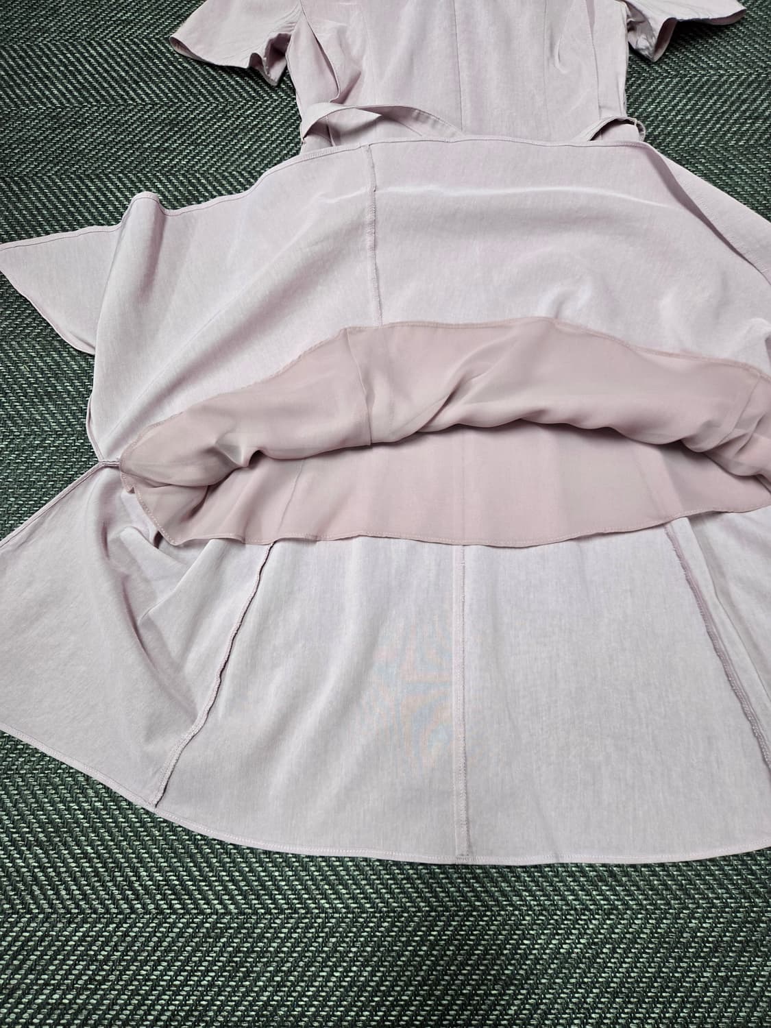 듀엘 프릴 라운드넥 벨티드 원피스 상품이미지5