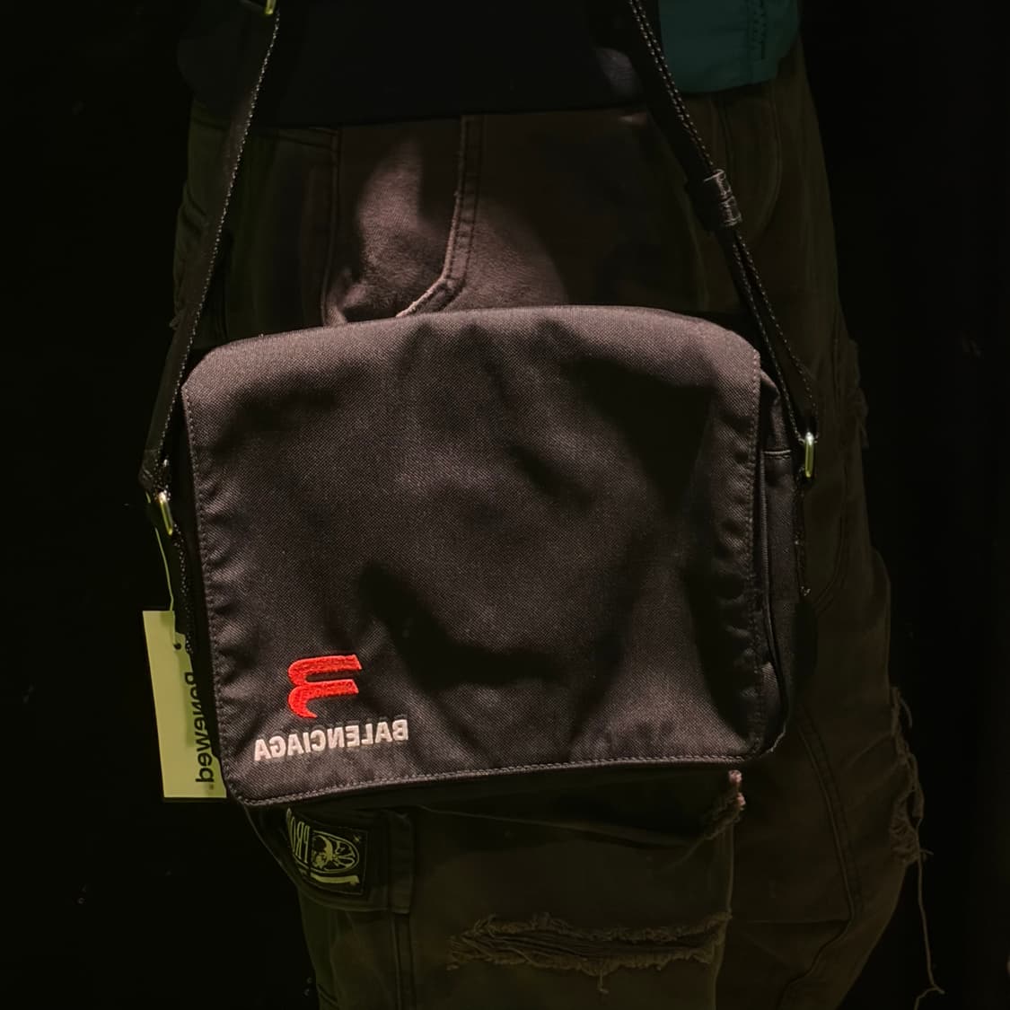 발렌시아가 로고 메신저백 상품이미지5