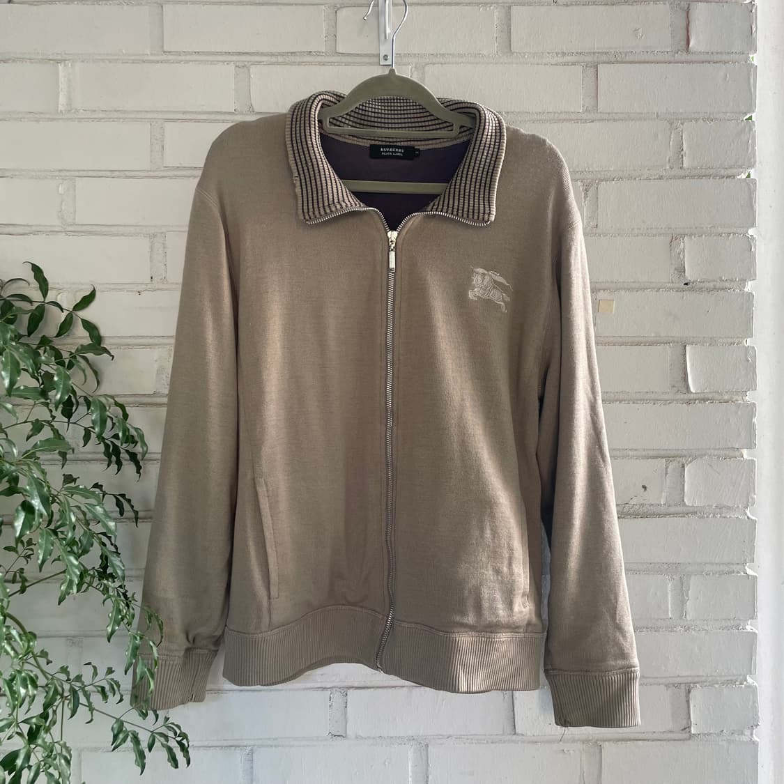 버버리 뮤트브라운 니트집업 상품이미지1