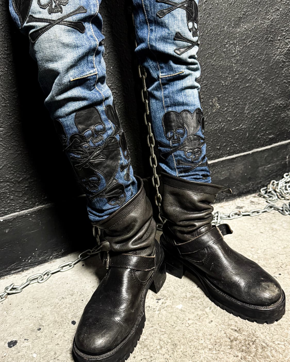 ROEN – Skull Leather Patch Denim Pants   상품이미지4