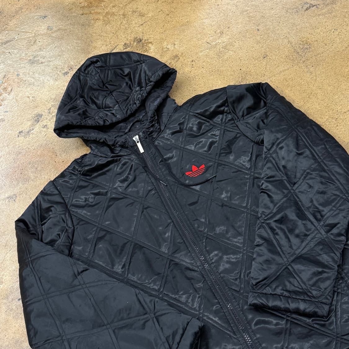 아디다스 검빨 블랙 레드 퀄팅 숏패딩 상품이미지1