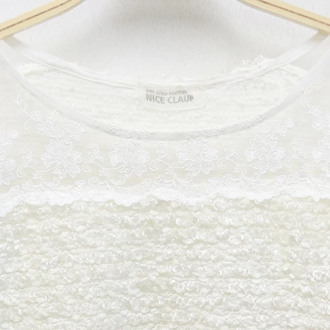 NICE CLAUP 레이스 오프숄더 블라우스 64428 상품이미지3