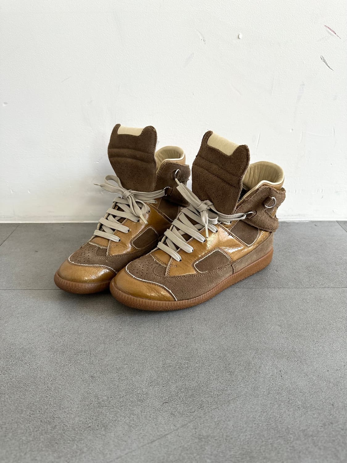 마르지엘라 2000s 오버사이즈 텅 브라운 하이탑 상품이미지1