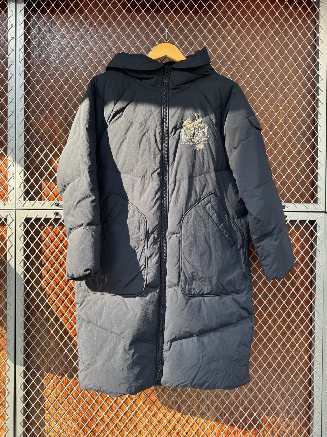 써스데이아일랜드 네이비 자수 덕다운 롱 패딩 S 상품이미지1