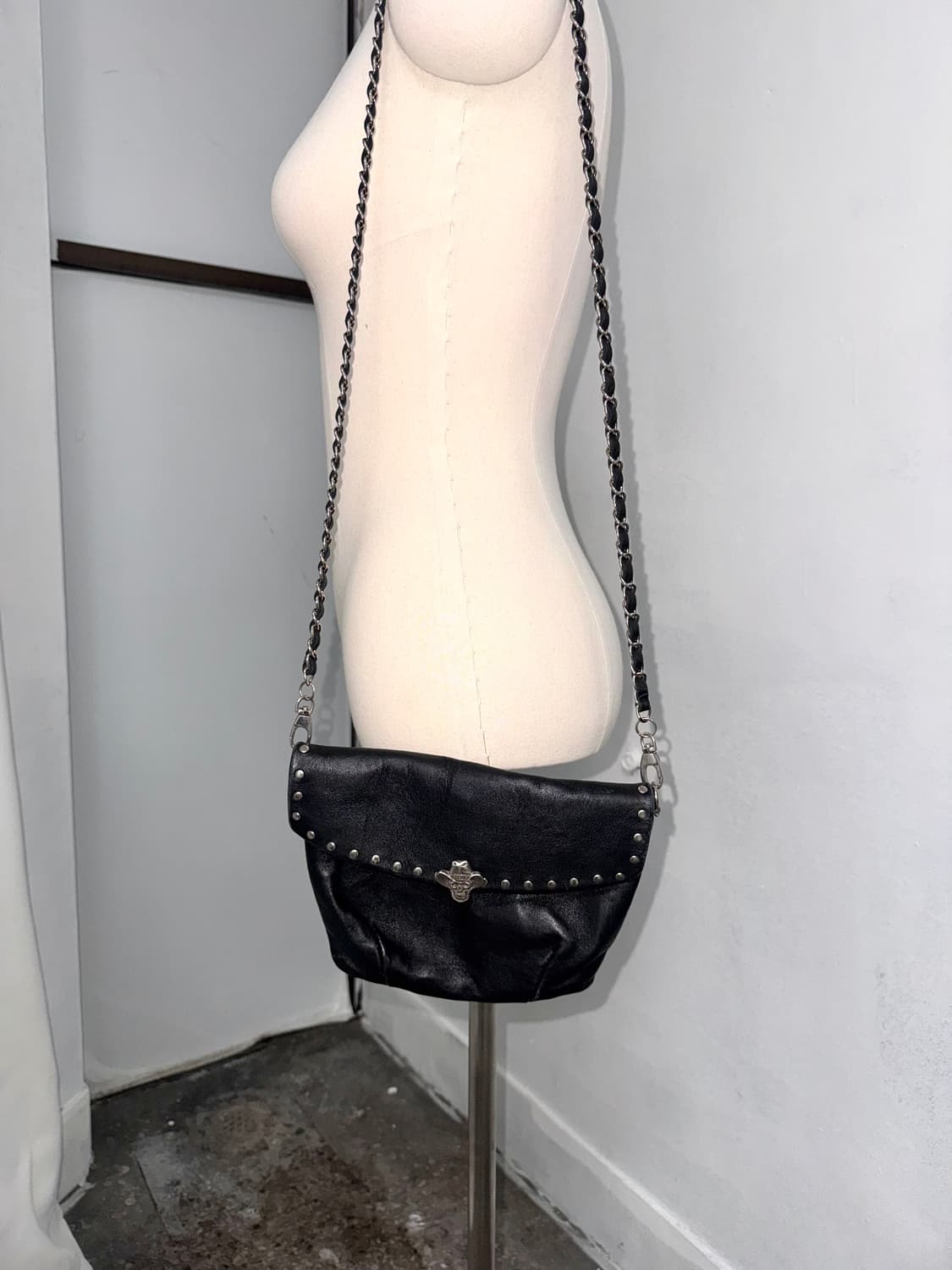 Skull Stud Chain Shoulder Bag 상품이미지3