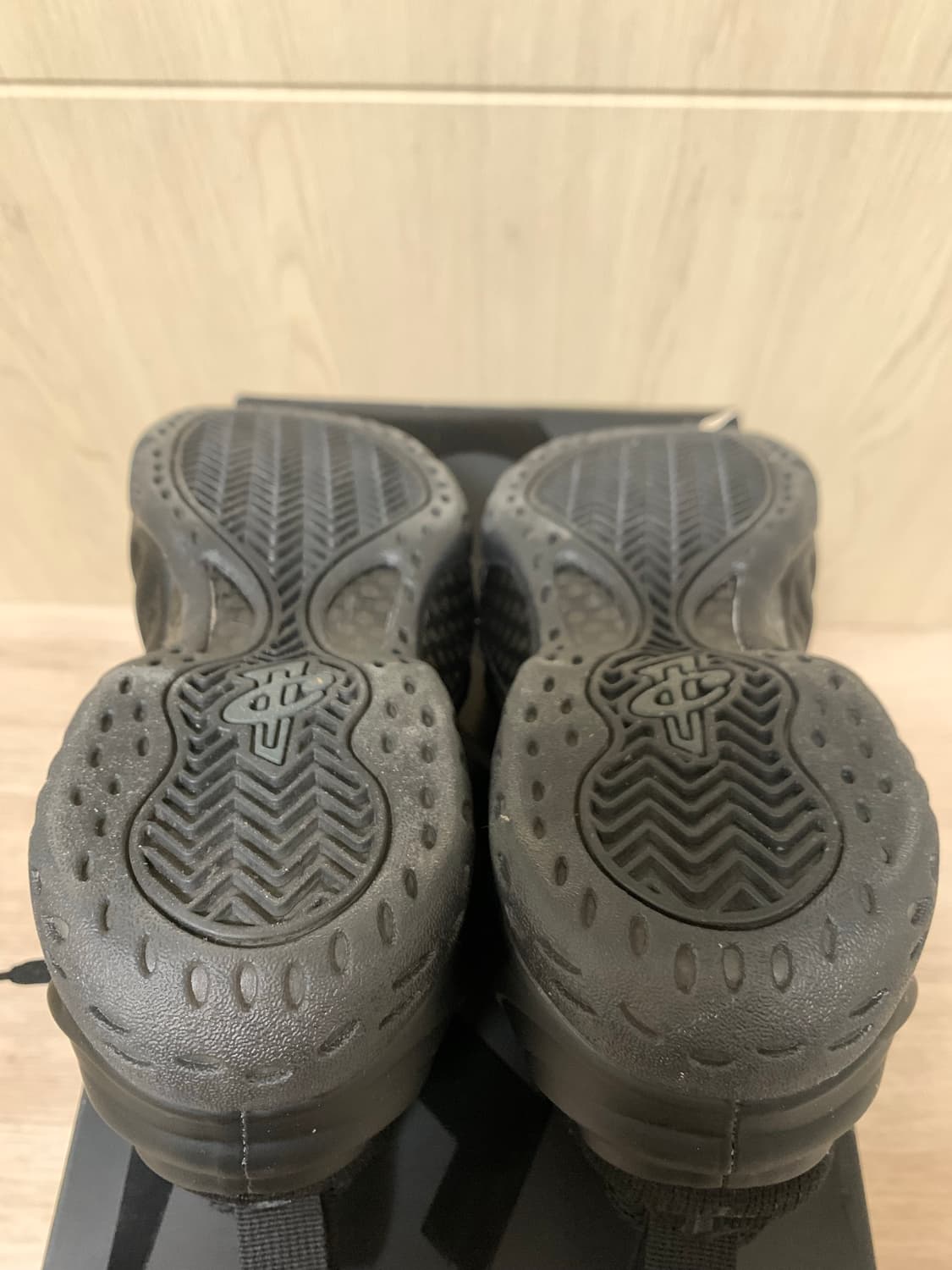 나이키 에어 폼포짓 원 블랙 앤트러사이트 상품이미지7