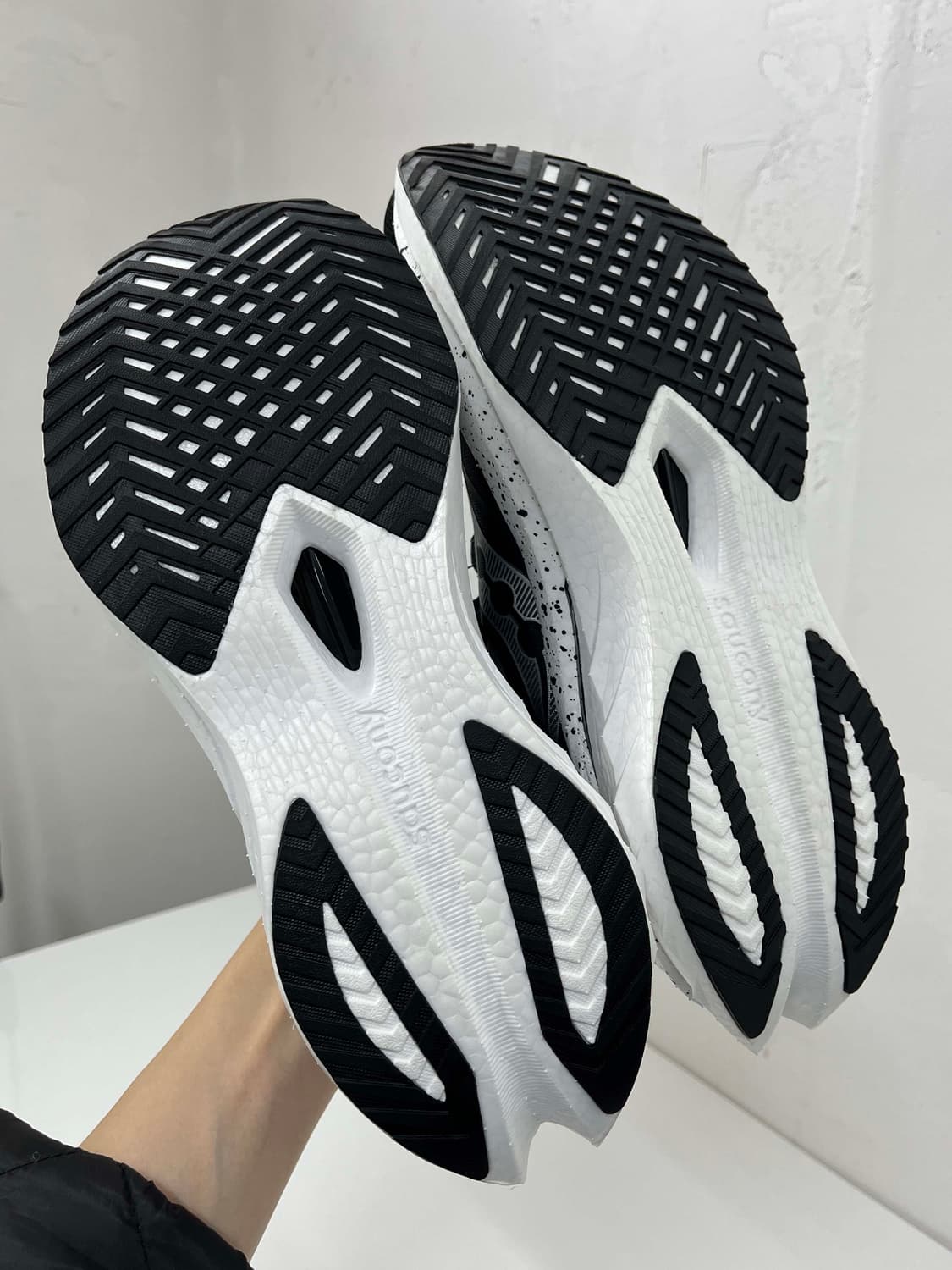 써코니 엔돌핀 스피드4 윙 플레이트 런닝화 운동화 270 상품이미지3