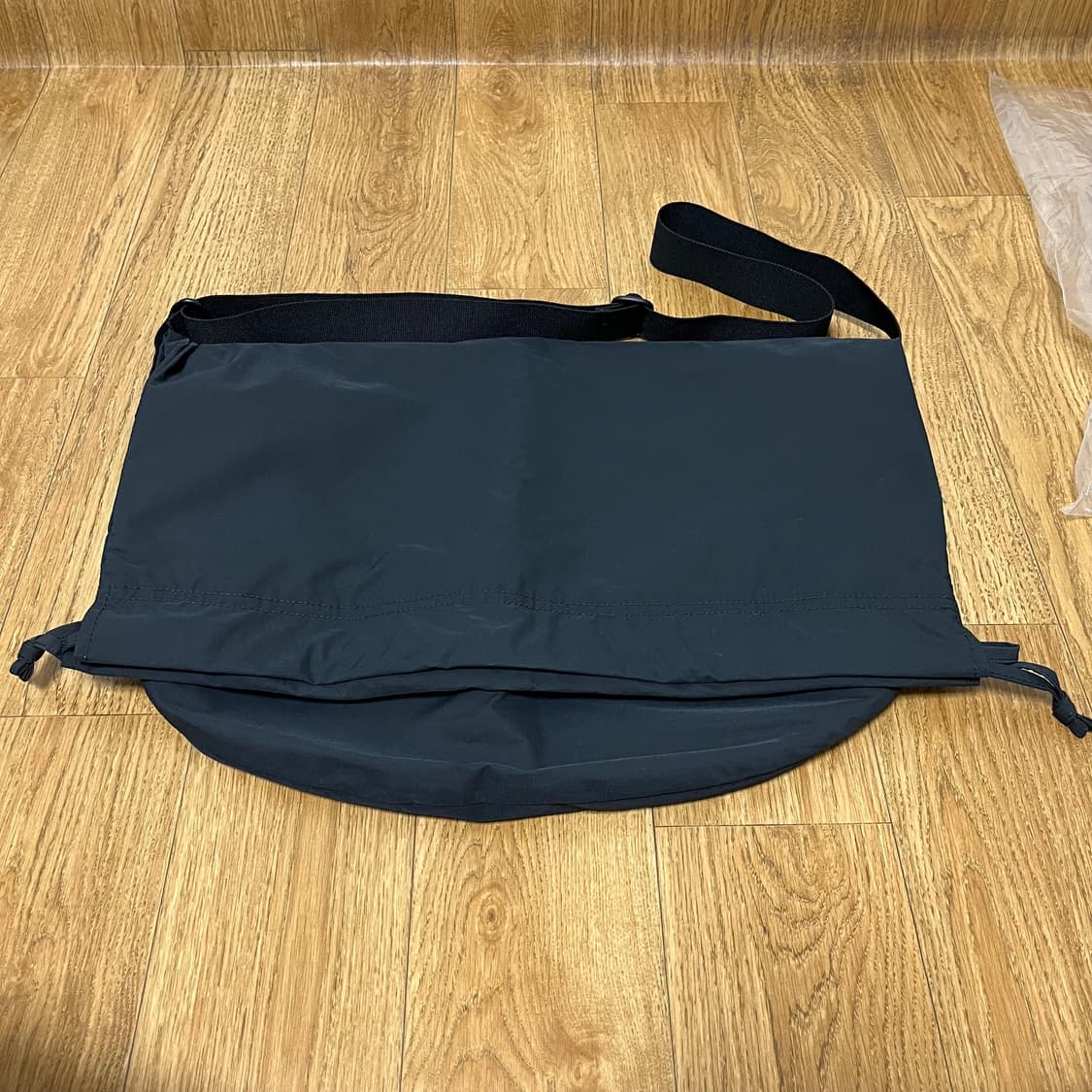 유니클로 U 드로우스트링 숄더백 블랙 유니u 가방 크로스백 상품이미지2