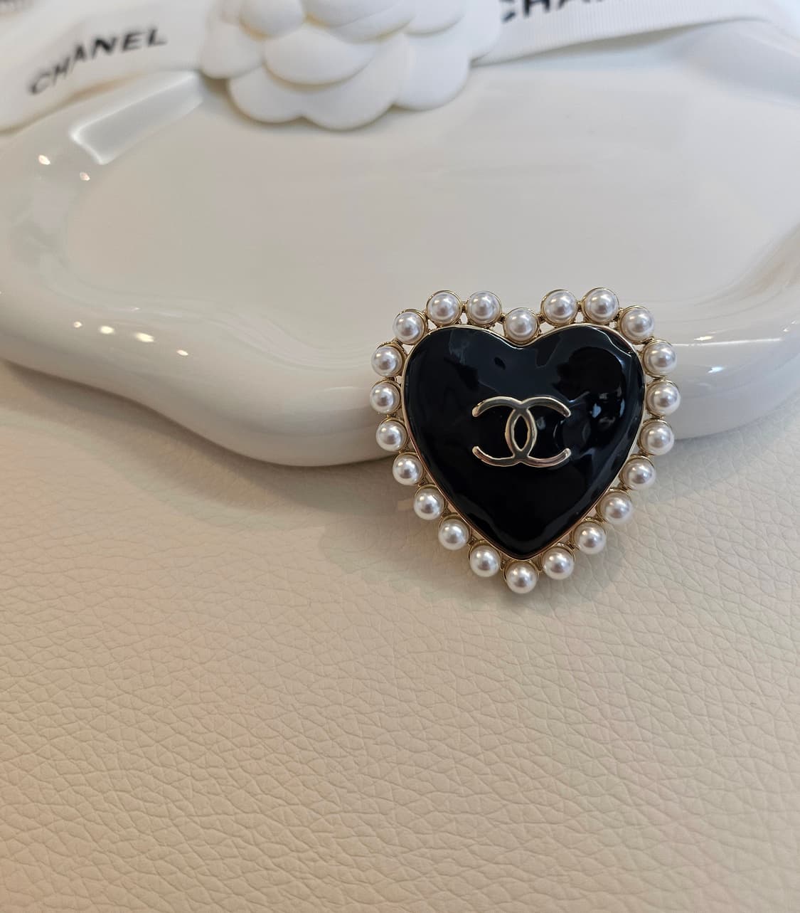 샤넬 블랙하트 진주장식 CC로고 브로치 업사이클링 상품이미지1