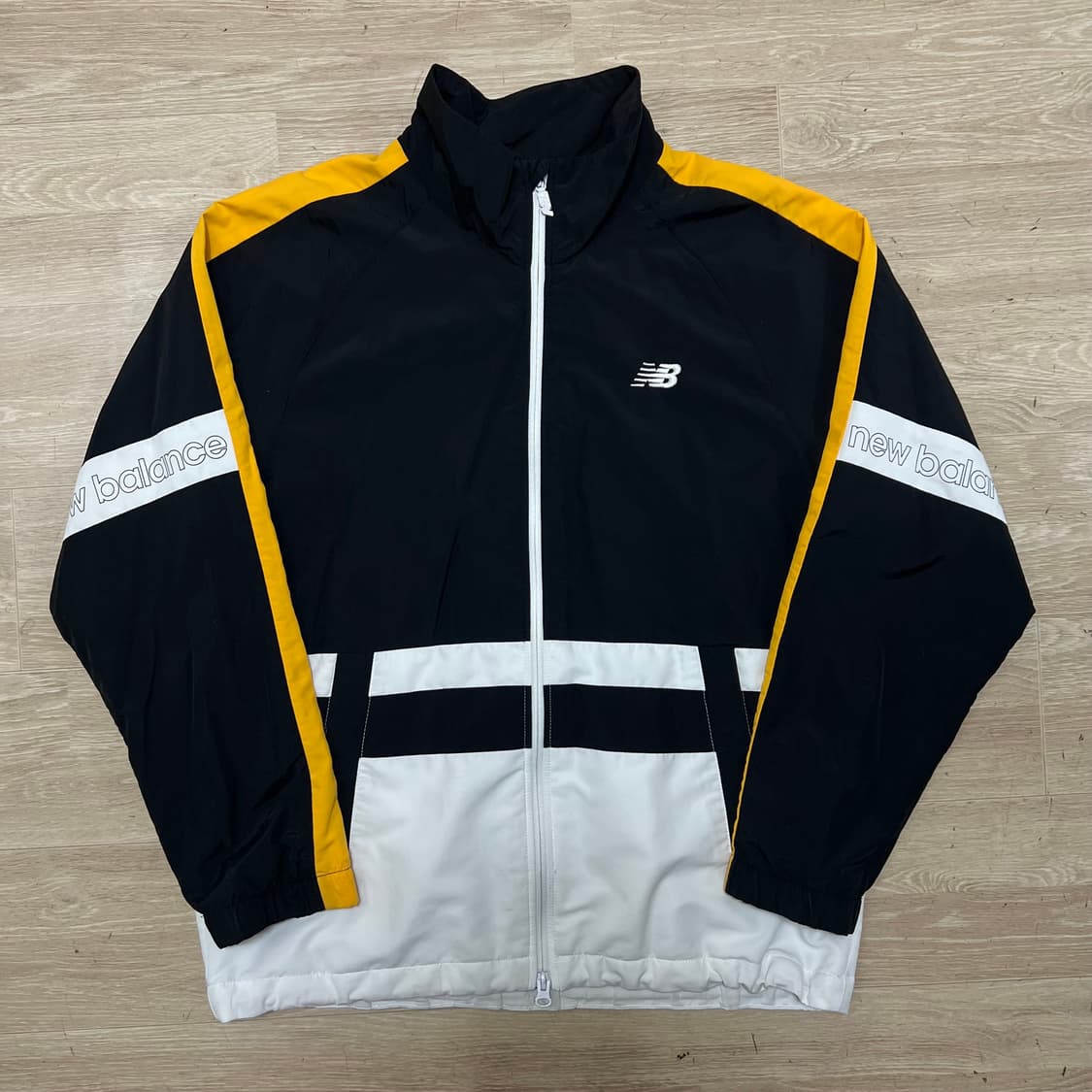 뉴발란스 배색 사이드라인 바람막이 자켓 [블랙/옐로우] M/95  상품이미지1