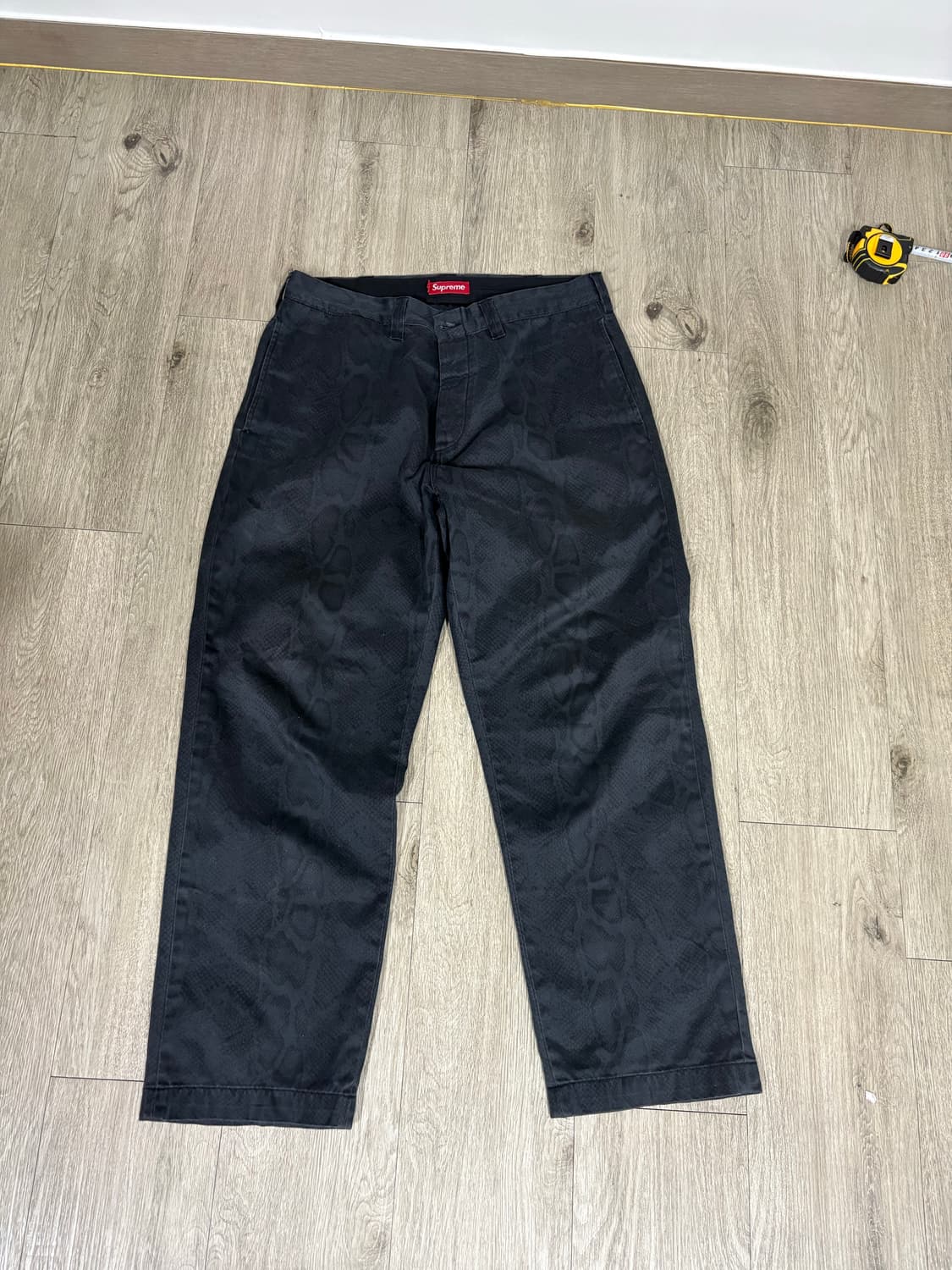 24ss 슈프림 스네이크 프린트 치노팬츠 상품이미지5