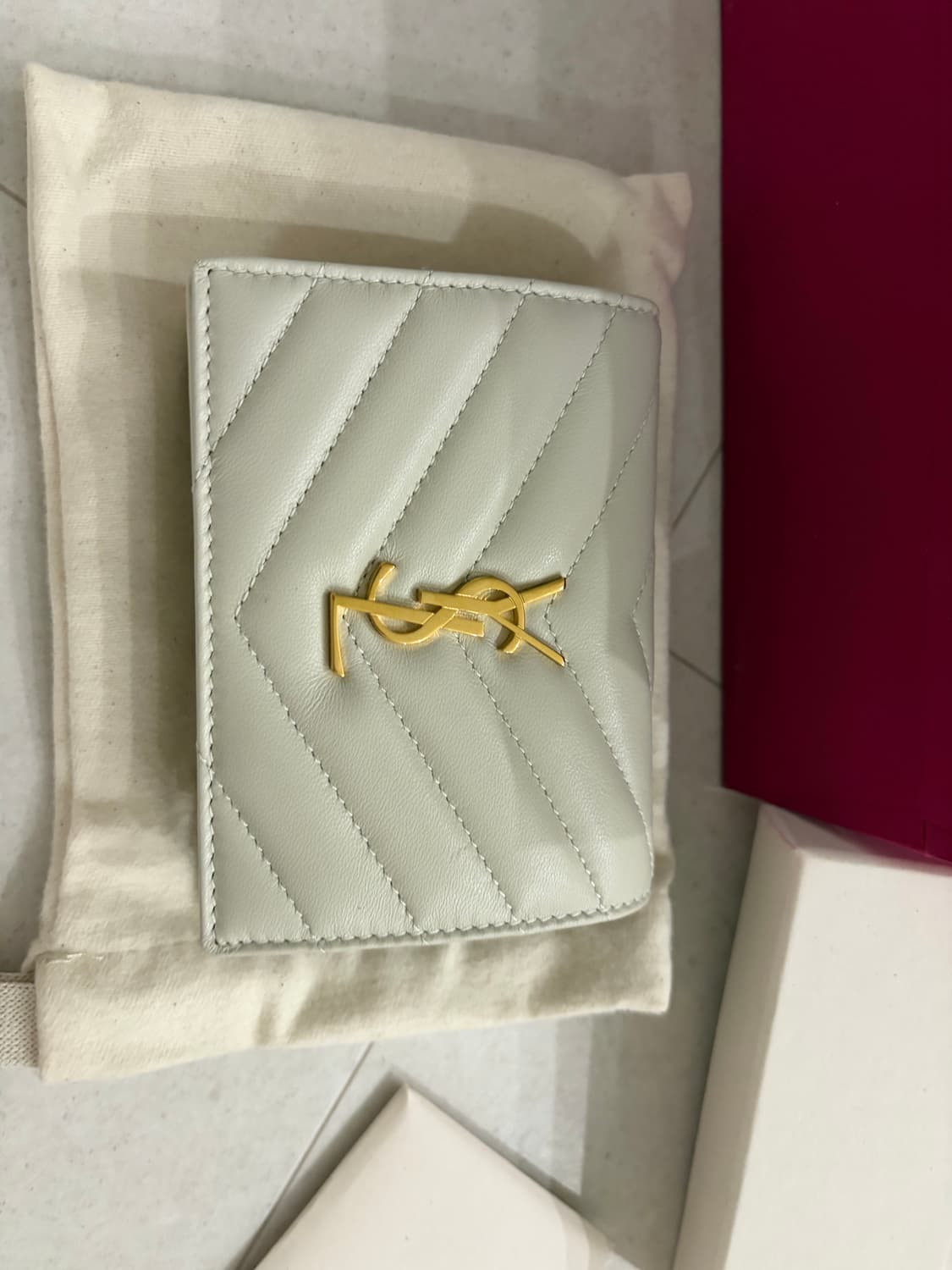 생로랑 카산드라 마틀라세 플랩 카드 케이스 퀼티드 램스킨 블랑 상품이미지2