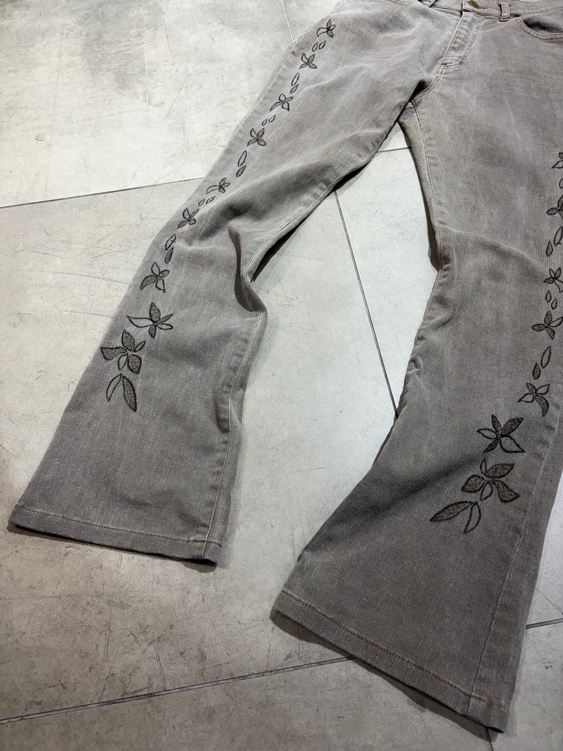 Petit chien 꽃 자수 부츠컷 흑청 데님팬츠 상품이미지2