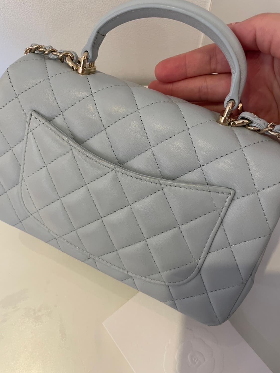 샤넬 뉴미니 탑핸들 금장 라이트 블루 상품이미지10