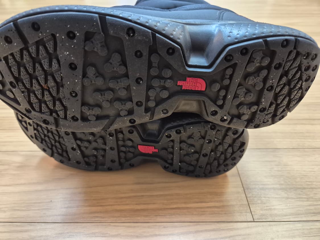 블랙 색상의 노스페이스 패딩 부츠 230mm입니다. 퀼팅 디자인이 적용되 상품이미지4