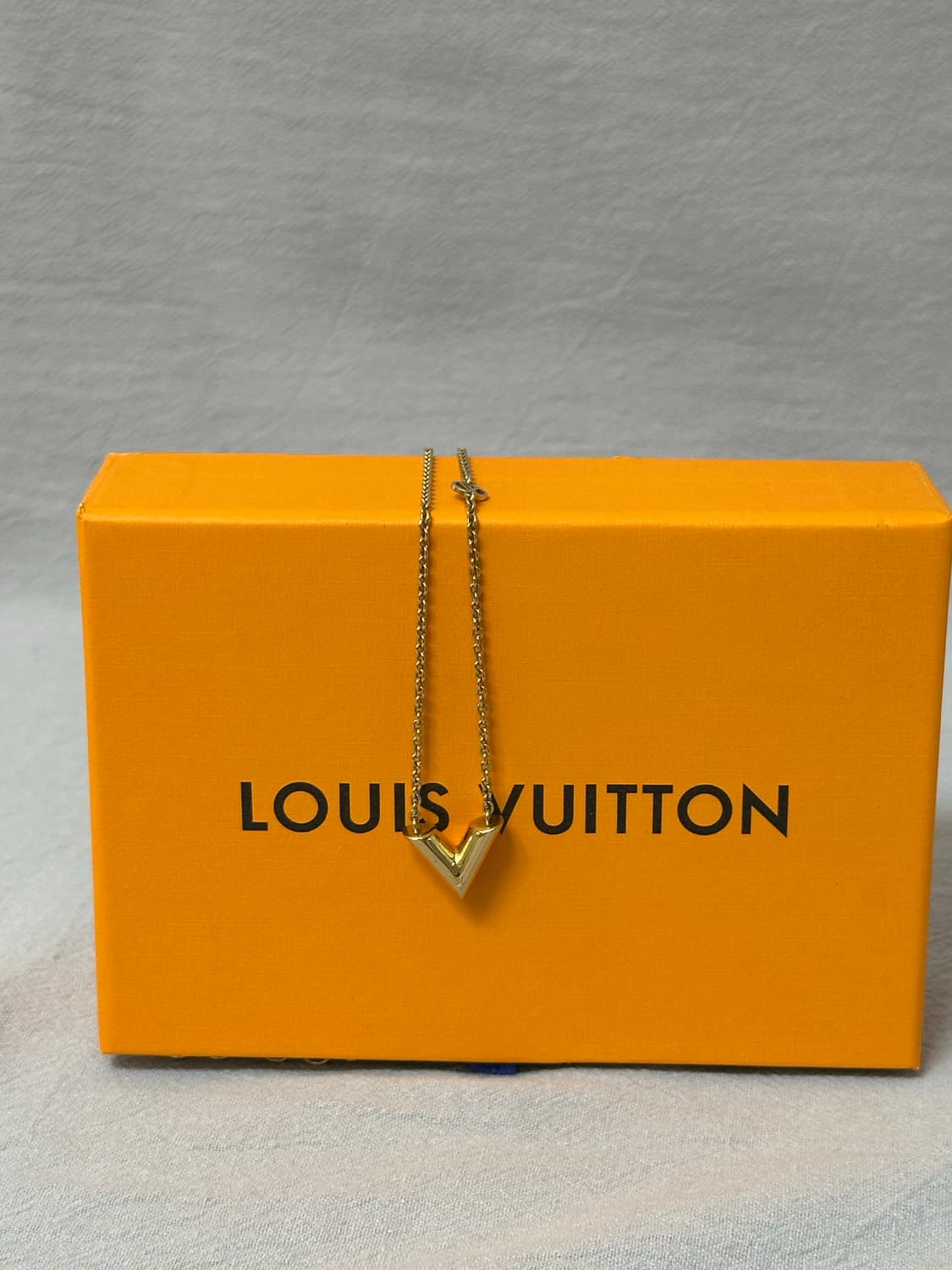 루이비통 에센셜 V 목걸이 골드 상품이미지2