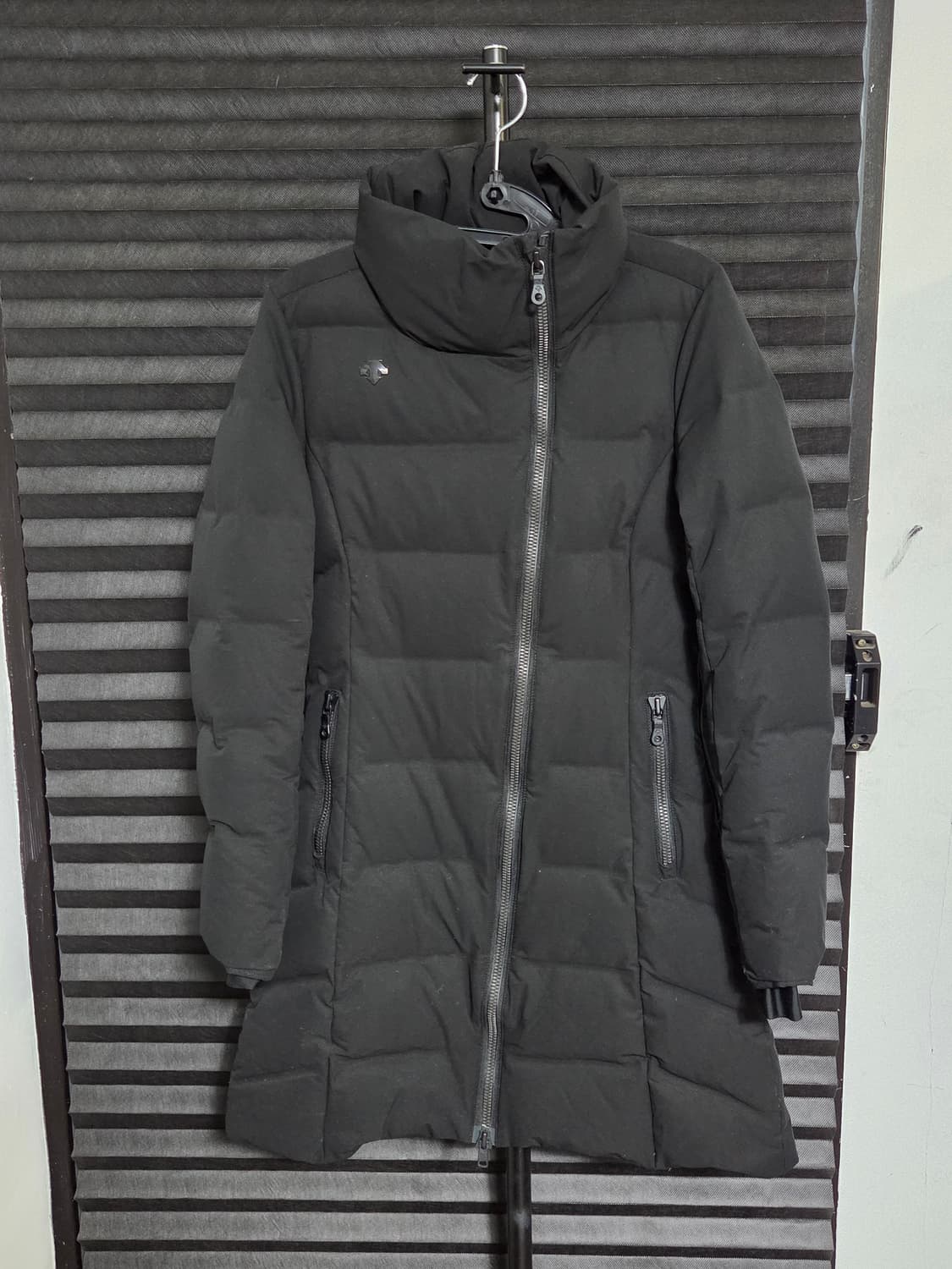 [데상트] 덕다운 하프롱패딩 판매합니다. 상품이미지1