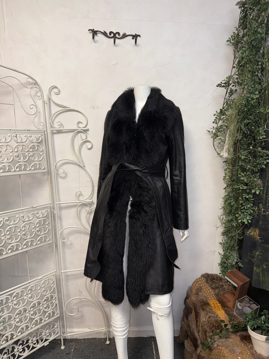 Black lamb skin lamb fur belted coat 상품이미지1