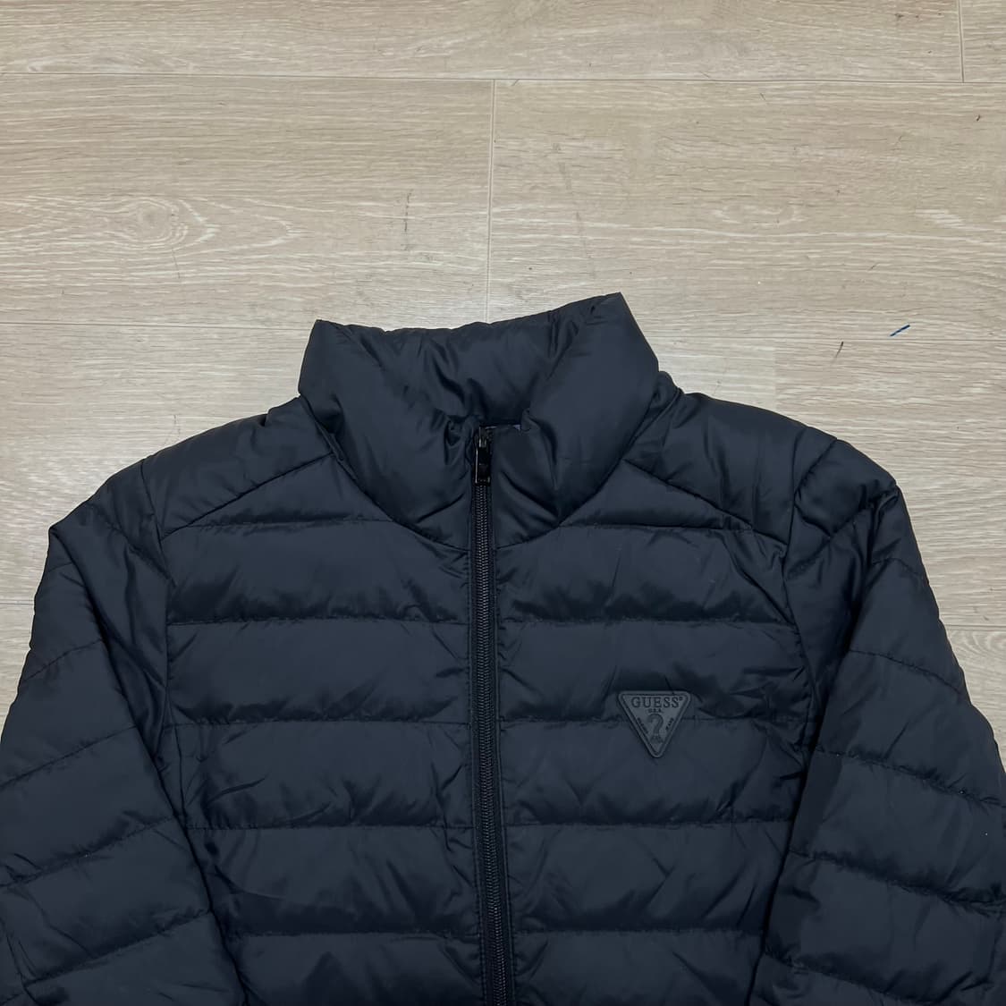 게스 키즈 구스다운 와펜 스탠드넥 경량패딩 점퍼 [블랙] 130 상품이미지2