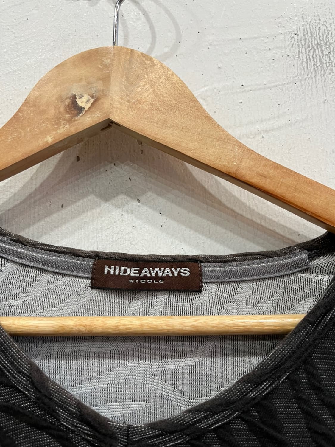 HIDEAWAYS 입체패턴 롱슬리브 상품이미지4