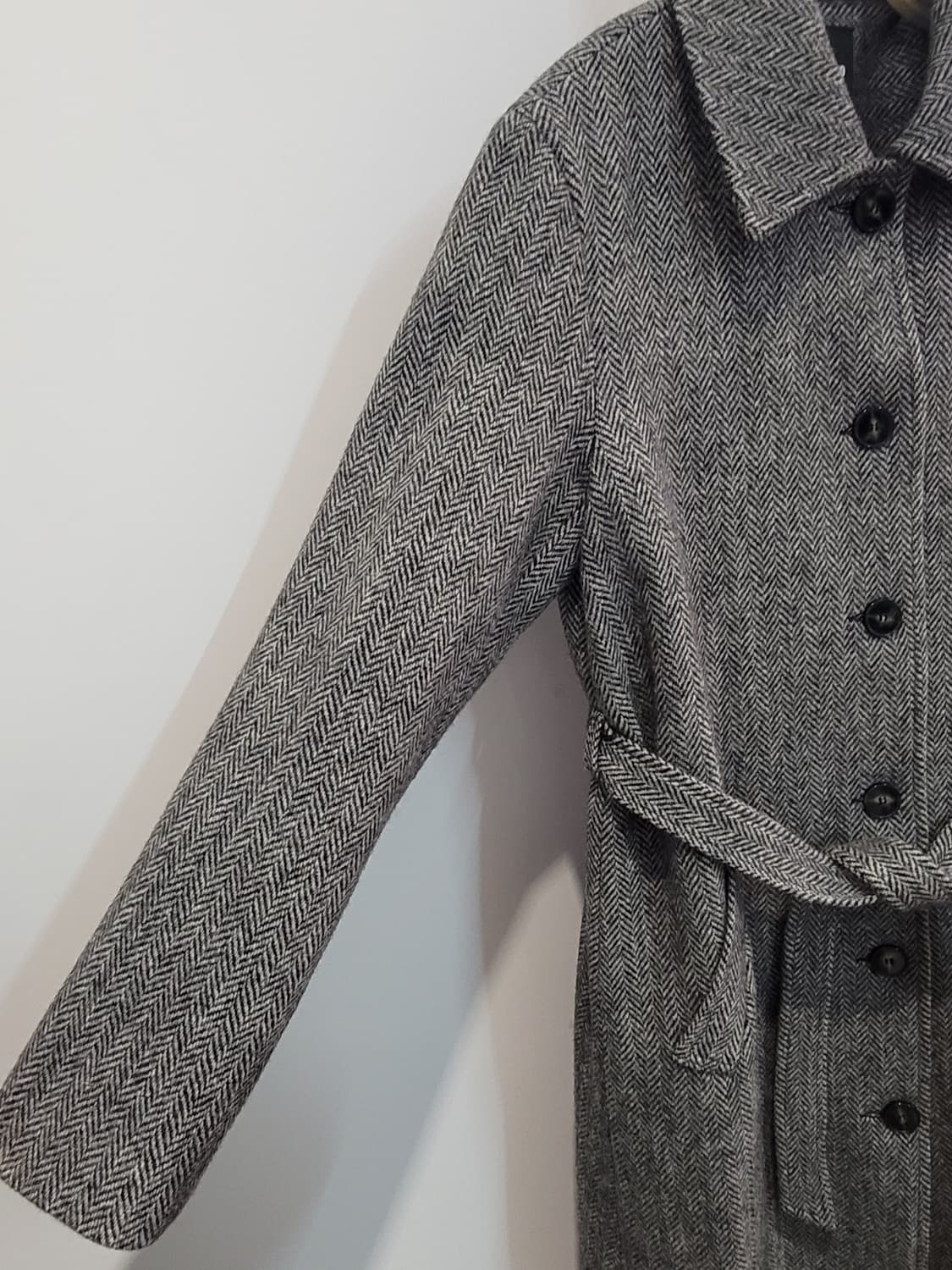 우주스튜디오 울100 카라 싱글 코트 헤링본 블랙 55~66 상품이미지3