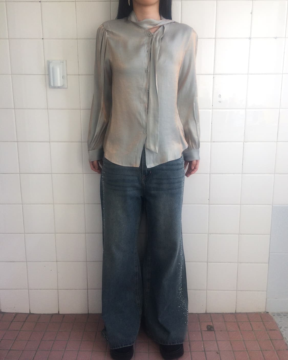 Glossy tied blouse 상품이미지1