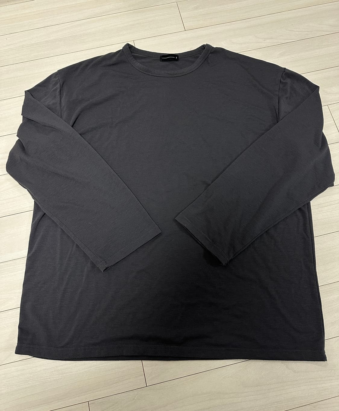 진한 회색 무지 긴팔티 팝니다! 상품이미지1