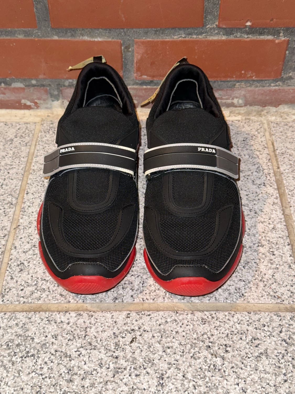 프라다 클라우드버스트 스트랩 스니커즈 블랙/레드 (265)   상품이미지1