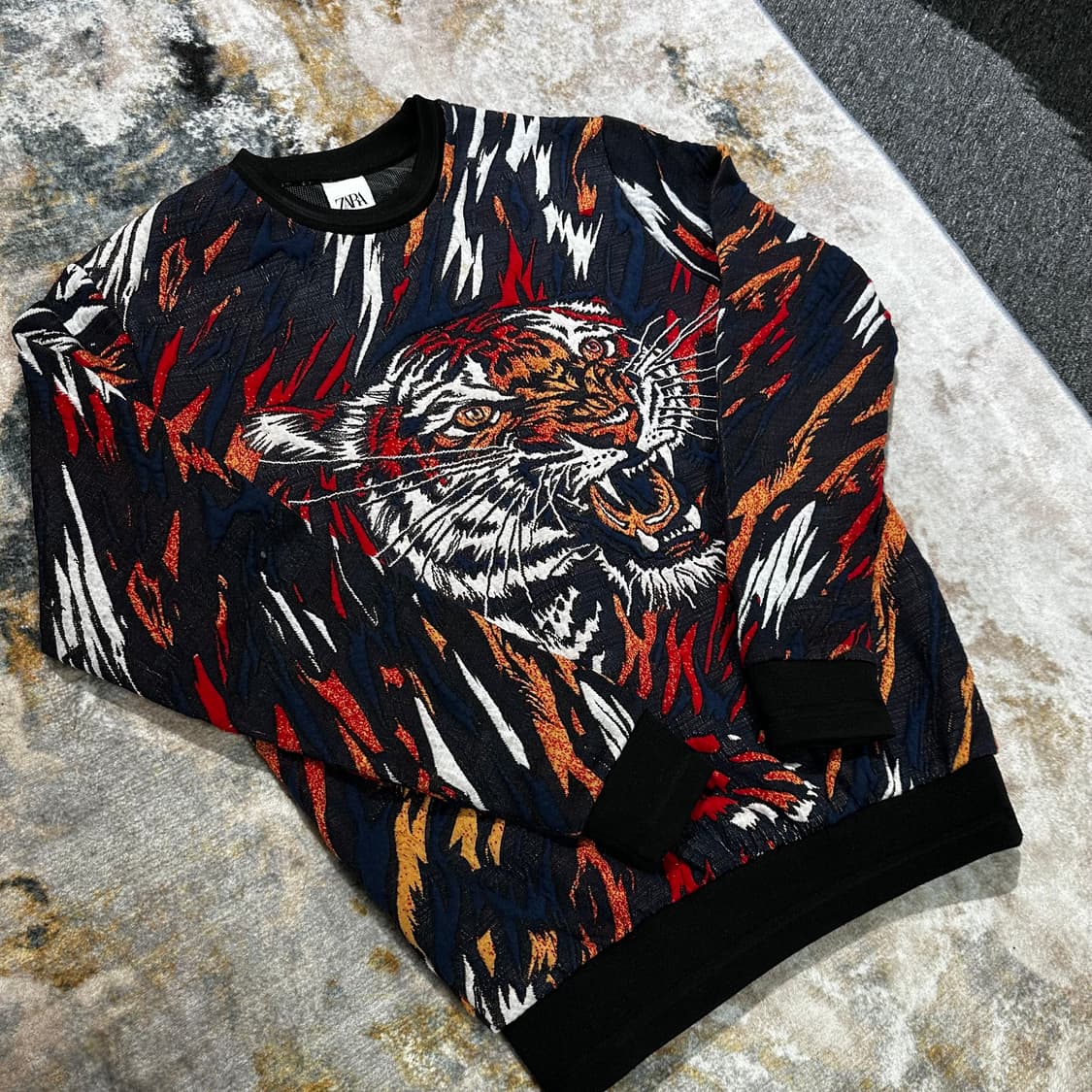 ZARA 타이거 스웻셔츠 상품이미지1