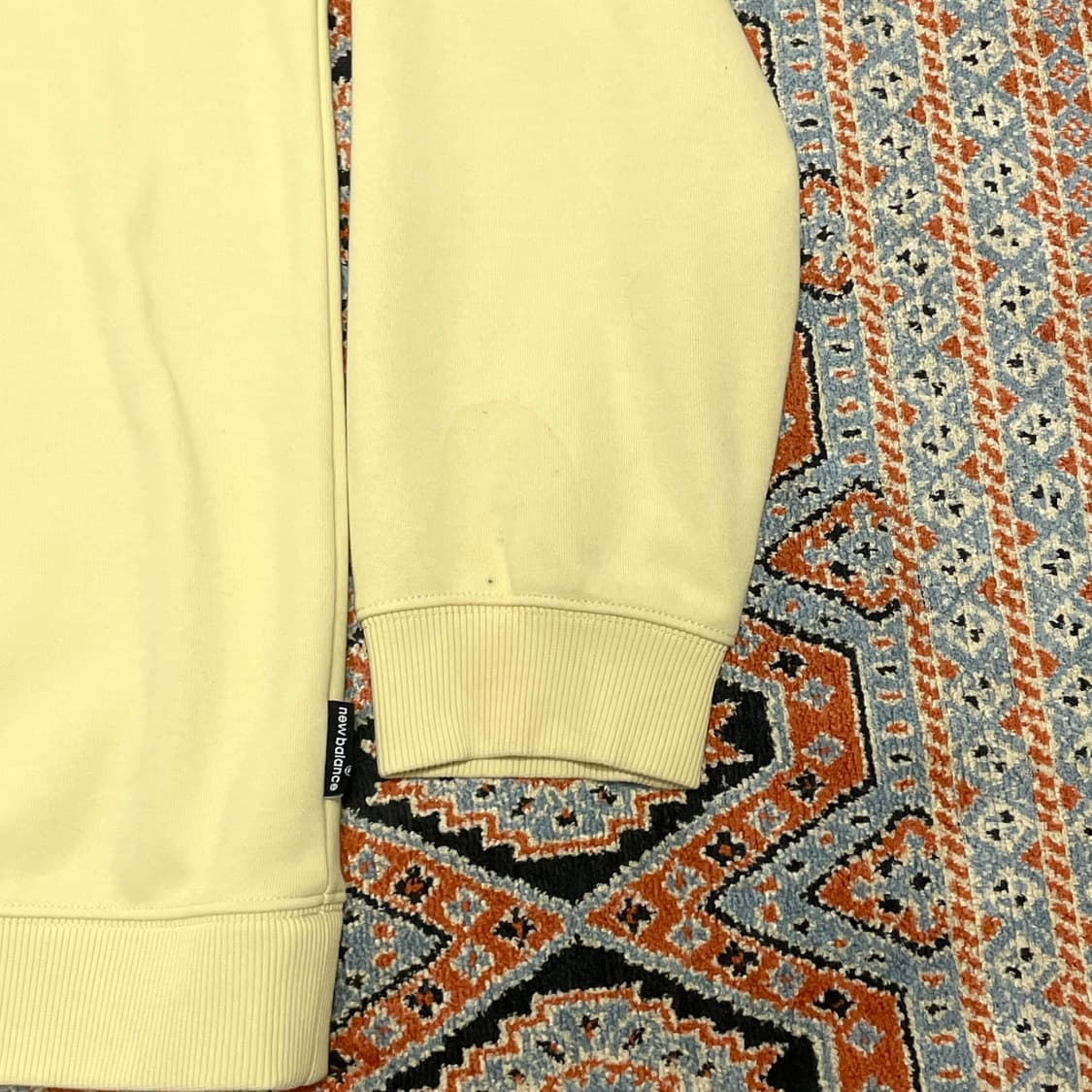 뉴발란스 스펠로고 옐로우 맨투맨 티셔츠 남성110 상품이미지3