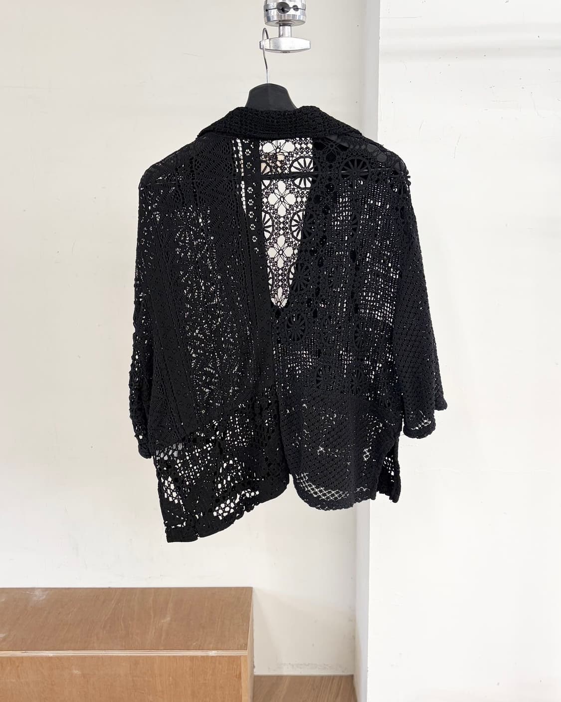 나나서카 블랙 컬러 오픈워크 크로셰 브이넥 셔츠  상품이미지6