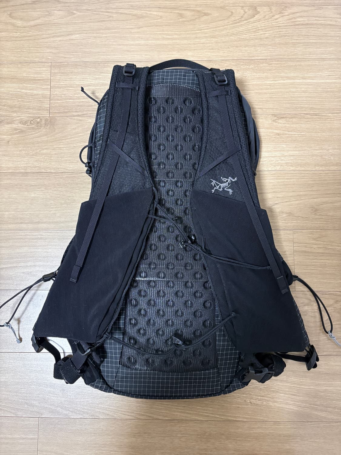 아크테릭스 에어리어스 18 백팩 (블랙) 상품이미지3